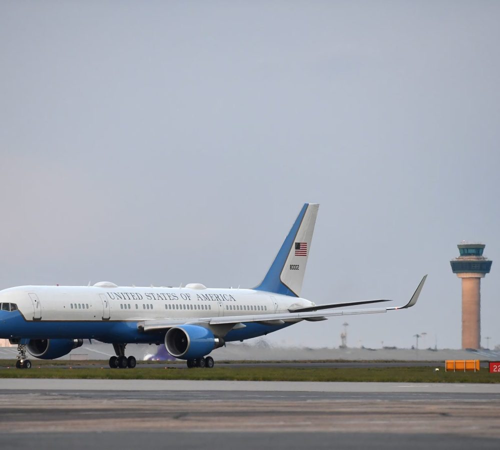 Como-es-el-C-32A-el-avion-en-el-que-viajo-Donald-scaled-1