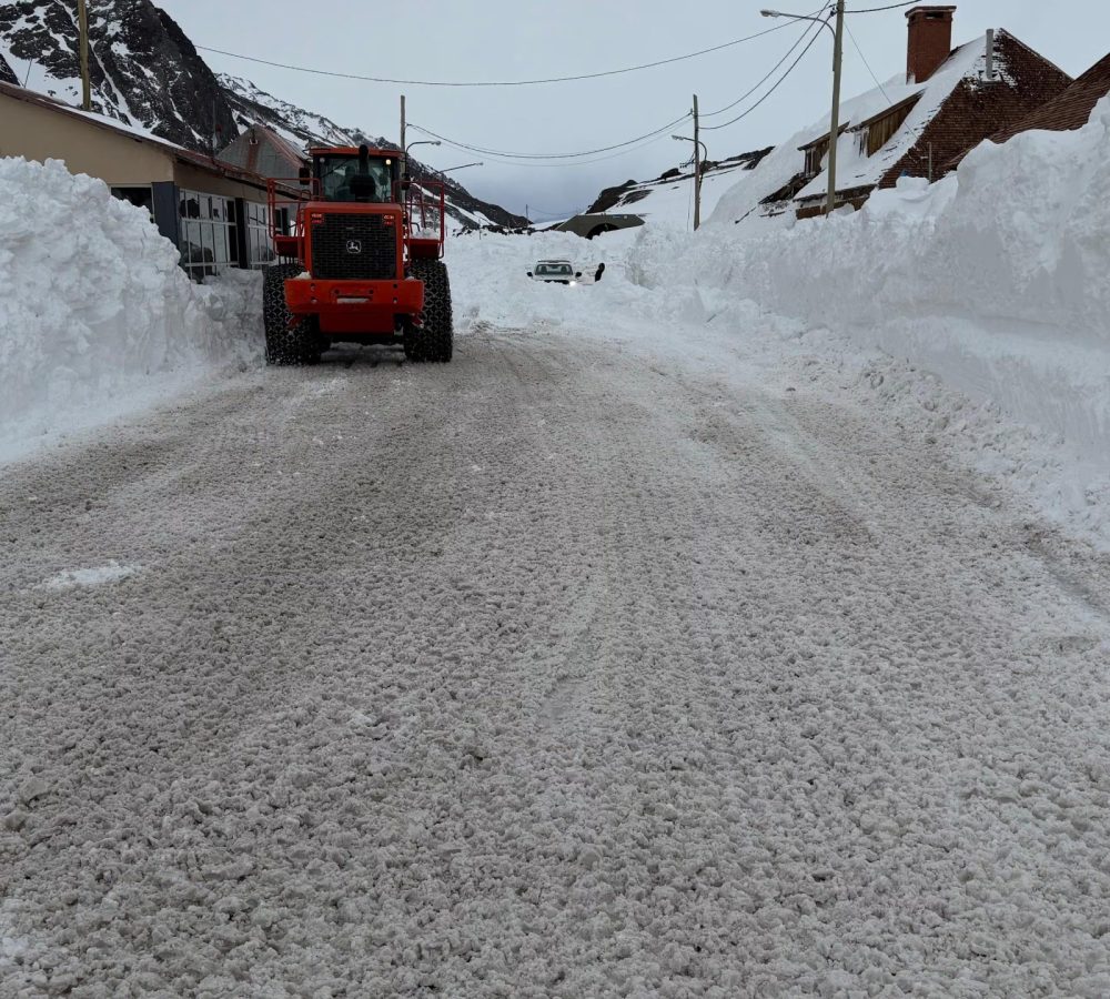 Continua-el-temporal-de-nieve-en-la-cordillera-y-y-scaled-1