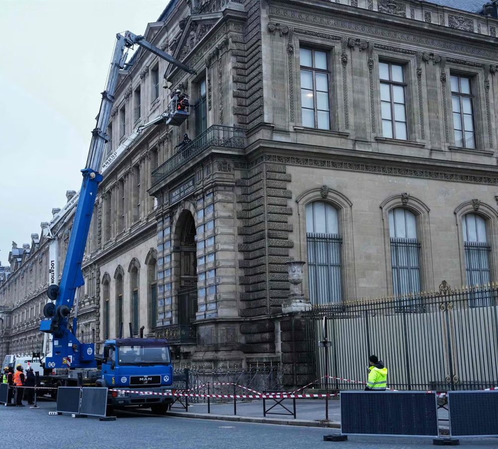 El-Louvre-anuncia-que-la-corona-de-la-emperatriz-E