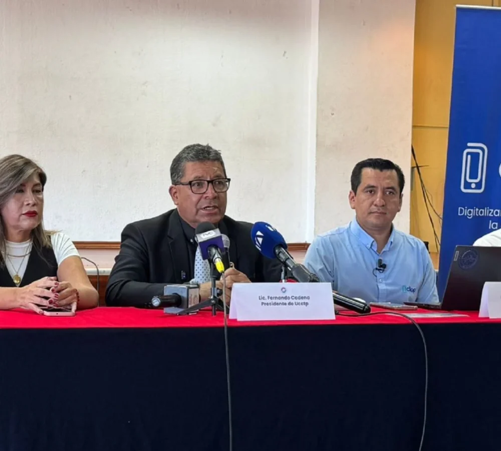 Fernando-Cadena-presidente-de-la-Union-de-Cooperativas-de-Transporte-en-Taxis-de-Pichincha-Taxis-1536x1024-1