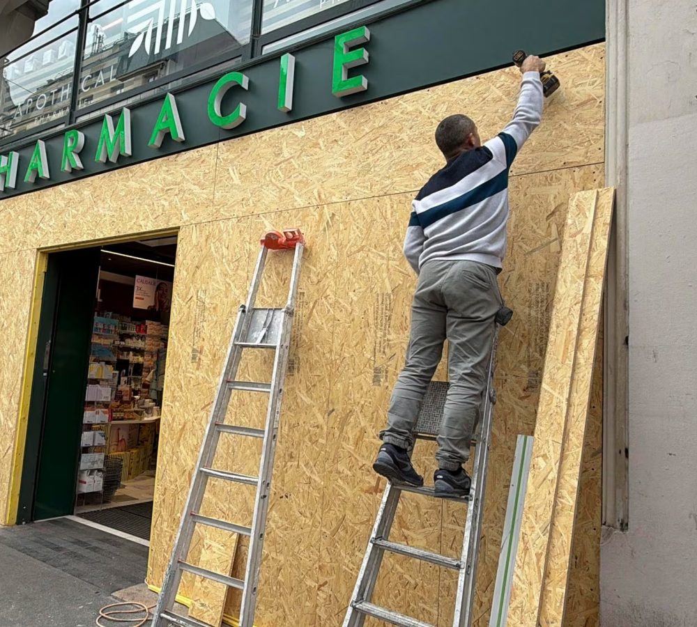 Francia-se-pertrecha-para-las-marchas-de-este-saba
