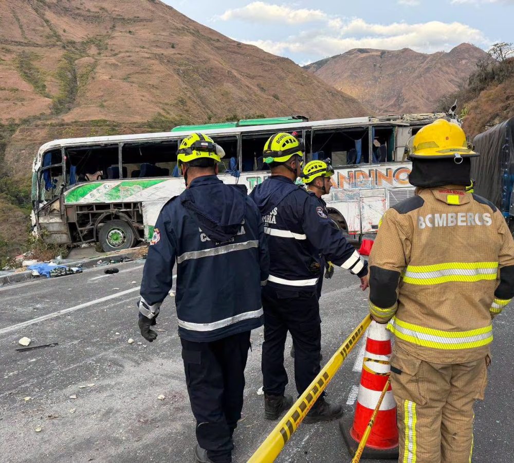 Grave-accidente-de-un-bus-turistico-deja-al-menos