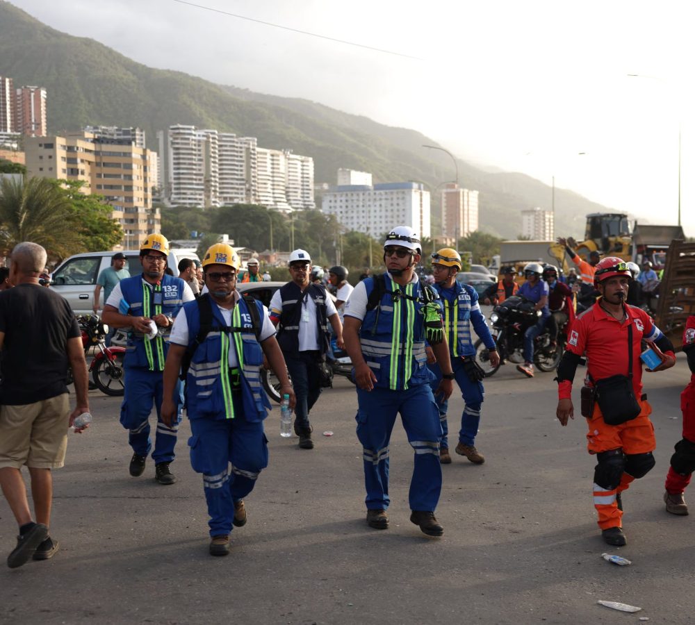 Mas-de-1.600-rescatistas-de-12-paises-ya-trabajan-scaled-1