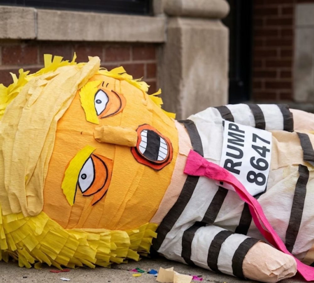 Pinatas-de-Trump-y-banderas-con-leyendas-contra-IC-scaled-1