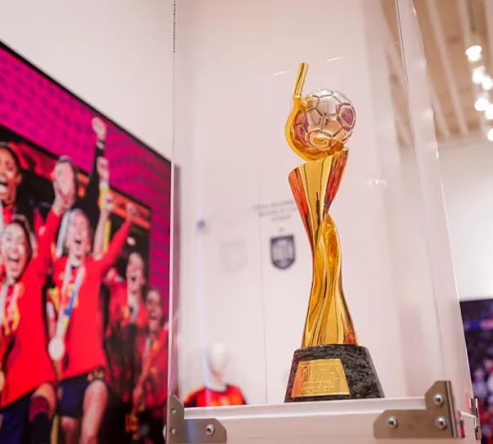 Trofeo-del-Mundial-Femenil-de-Espana-se-exhibe-en