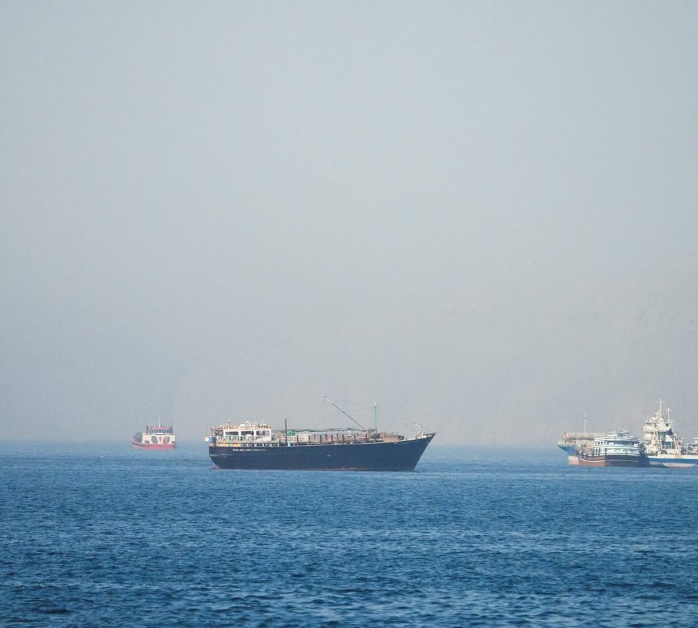 Un-barco-fue-alcanzado-por-un-proyectil-de-origen-scaled-1