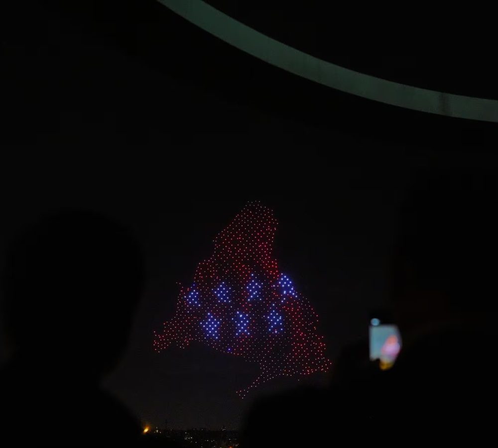 Unos-1.000-drones-iluminan-el-cielo-de-Madrid-para