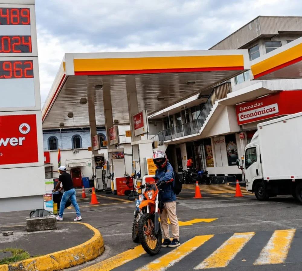 gasolinera-combustible-extra-diesel-quito-11-05-26-1536x1024-1