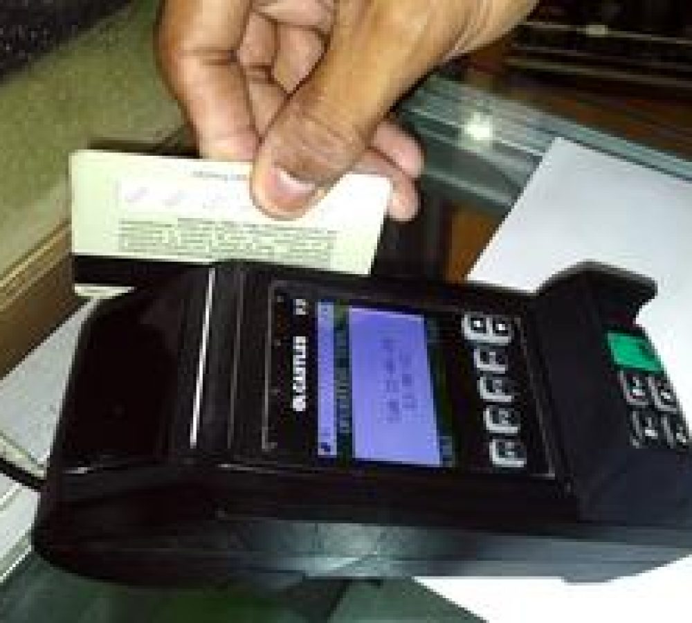 (260604) -- LA HABANA, 4 junio, 2026 (Xinhua) -- Una trabajadora pasa una tarjeta por una terminal bancaria en una tienda, en La Habana, capital de Cuba, el 4 de junio de 2026. El Banco Central de Cuba informó el miércoles que los servicios financieros internacionales Visa y Mastercard dejarán de funcionar en la isla a partir del próximo 6 de junio. (Xinhua/Joaquín Hernández) (jh) (da) (ra) (vf)