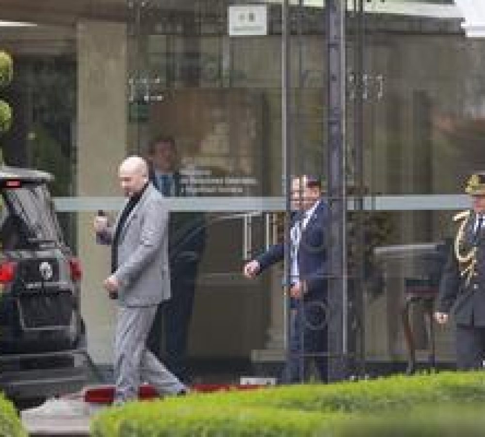 (260206) -- QUITO, 6 febrero, 2026 (Xinhua) -- El ministro de Defensa Nacional ecuatoriano, Gian Carlo Loffredo (i), acompañado por funcionarios y personal de seguridad, sale de la sede del Ministerio de Relaciones Exteriores y Movilidad Humana tras una reunión en el marco de la visita de una delegación colombiana, en la ciudad de Quito, capital de Ecuador, el 6 de febrero de 2026. Las ministras de Relaciones Exteriores de Ecuador, Gabriela Sommerfeld, y de Colombia, Rosa Villavicencio, se reúnen el viernes en la ciudad ecuatoriana de Quito, en medio de tensiones comerciales entre ambos países vecinos por la imposición de aranceles recíprocos, confirmó el Ministerio de Relaciones Exteriores y Movilidad Humana ecuatoriano. (Xinhua/Ricardo Landeta) (rl) (jg) (da) (vf)